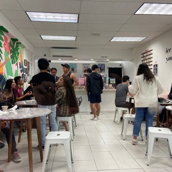 Thrills Soft Serve - Atmosphere - Ice Cream & Frozen Yogurt Near Me - Honolulu, Hawaii