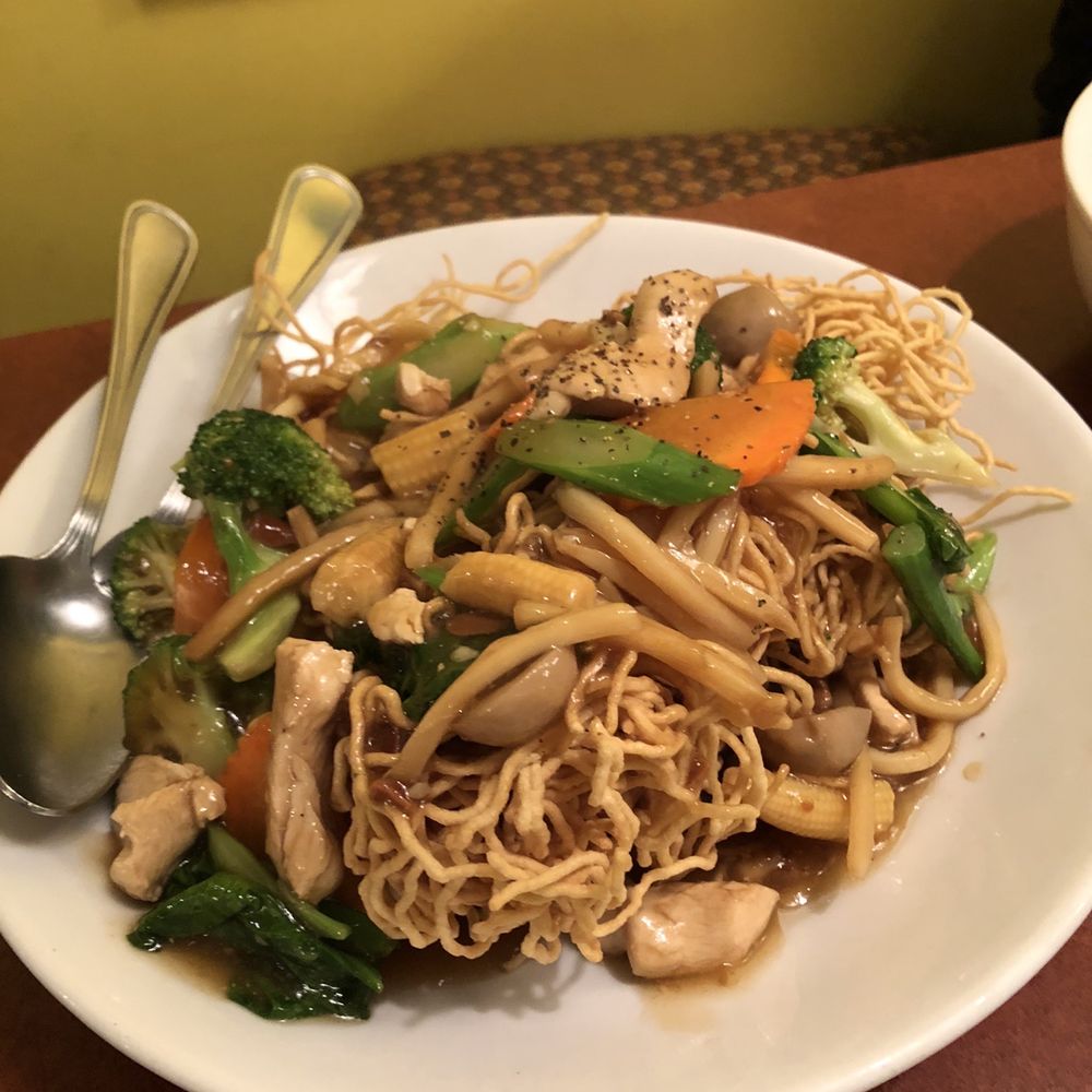 Lad Na crispy noodles with chicken.... very tasty Lad Na crispy noodles with chicken.... very tasty