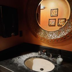 Buon Appetito Ristorante & Pizzeria - Dark bathroom
