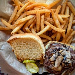 Tilt'n Diner - Mushroom burger with fries