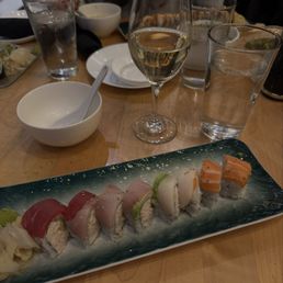 Rainbow rolls with Sauvignon Blanc Rainbow rolls with Sauvignon Blanc