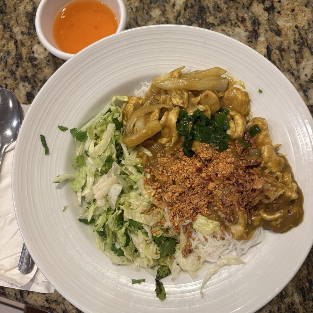 Saigon Noodle House - B4-1. Bún Gà Xào Gừng, Cà Ri, Hoặc Sả Ớt- Thin vermicelli noodles, stir-fry chicken, and onions (curry sauce) - Vietnamese Near Me - Birmingham, Alabama