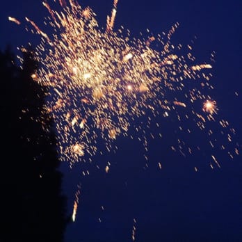 Mineral Lake Lodge - July 4 fireworks viewed from the bbq area - Bed & Breakfast Near Me - Mineral, Washington