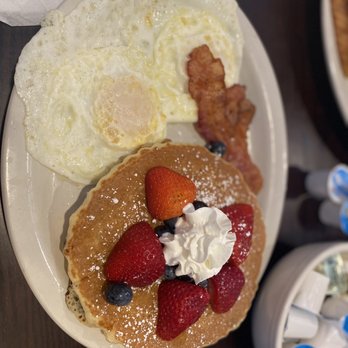 Colonial Pancake House - 2-2-2 with Very Berry Pancakes - Breakfast & Brunch Near Me - Williamsburg, Virginia Colonial Pancake House - 2-2-2 with Very Berry Pancakes - Breakfast & Brunch Near Me - Williamsburg, Virginia