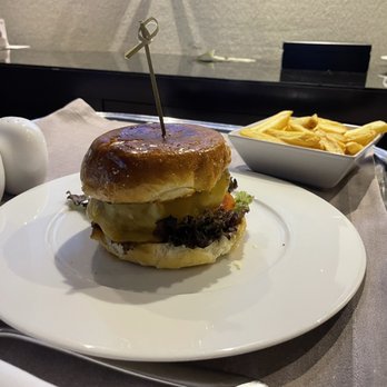 Hotel Arts Barcelona - Delicious room service burger - Hotels Near Me - Barcelona, B Hotel Arts Barcelona - Delicious room service burger - Hotels Near Me - Barcelona, B