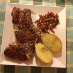 Can Gla - Entrecot de ternera con guarnición de patata asada y pimientos escalibados