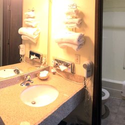 Rodeway Inn - Basic bathroom with everything I need