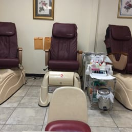 Called ahead for a pedicure for two people. They started on my friend right away but then I had to wait 40 min for mine to start Called ahead for a pedicure for two people. They started on my friend right away but then I had to wait 40 min for mine to start