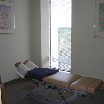 Leaside Chiropractic Clinic - Treatment Room 1 - Chiropractors Near Me - Toronto, Ontario Leaside Chiropractic Clinic - Treatment Room 1 - Chiropractors Near Me - Toronto, Ontario