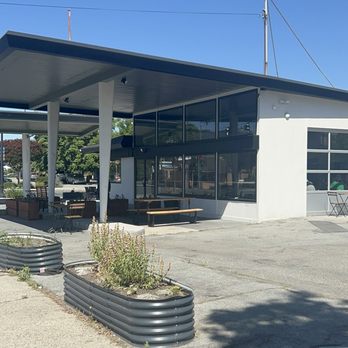 Camino Coffee - Walking up to the building - Cafes Near Me - Gilroy, California