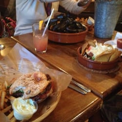 Terrasses Jacques-Cartier - Burgers, mussels and nachos. Good food according to each.