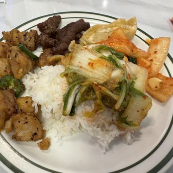 Asian Buffet - My 2nd plate, pepper chicken, pepper beef, steamed rice & both kimchis - Sushi Bars Near Me - Warr Acres, Oklahoma