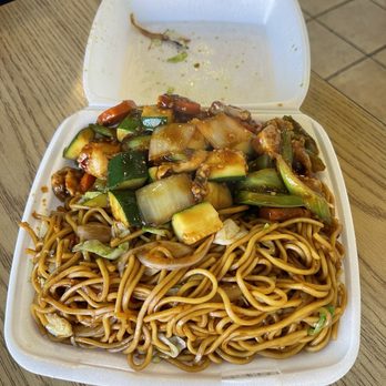 Prime Wok Express - Spicy Garlic Chicken with Chow Mein - Chinese Near Me - Rocklin, California