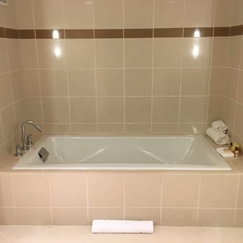 Sheraton Bloomington Hotel - Tub - Hotels Near Me - Bloomington, Minnesota