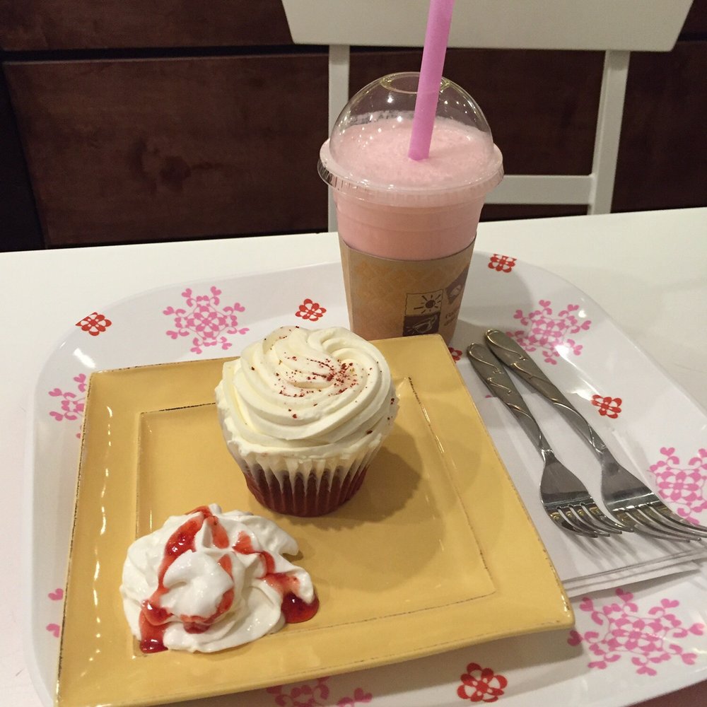 Red velvet cupcake & strawberry bubble tea Red velvet cupcake & strawberry bubble tea