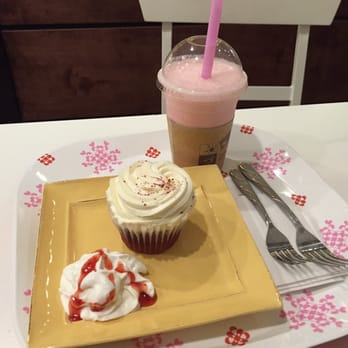 vine tree - Red velvet cupcake & strawberry bubble tea - Coffee & Tea Near Me - Flushing, New York