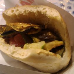 Yesh Sheni - Panino con falafel, hummus di ceci, cetrioli, pomodori e verdure grigliate.