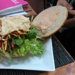 Pantaleón - Hamburguesa ,berros,lechugas,papas hilo