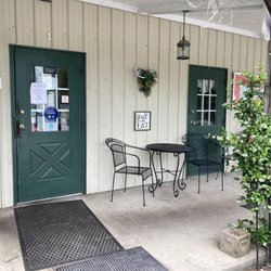 Katie's Sandwich Shop - Front porch of restaurant