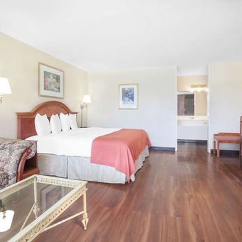 Baymont by Wyndham Paris - Guest room - Hotels Near Me - Paris, Texas