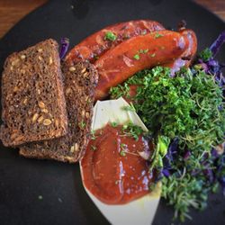 Bådcafé - Slagterpølser med kål, ristet rugbrød og BBQ sauce