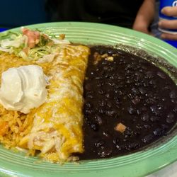 Casa Amigos - Fajita enchilada and black beans
