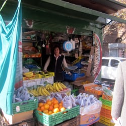 Se ve joven... pero lleva medio siglo vendiendo fruta y verdura en esta esquina.