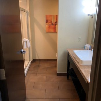 Hampton Inn & Suites Chattanooga/Downtown - Room restroom - Hotels Near Me - Chattanooga, Tennessee Hampton Inn & Suites Chattanooga/Downtown - Room restroom - Hotels Near Me - Chattanooga, Tennessee
