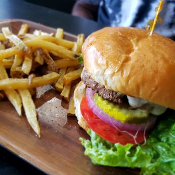 The 5 Spot Cafe - Regular burger, looks good, taste bland. - American Near Me - Buford, Georgia