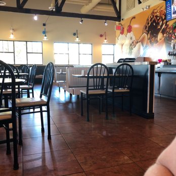Braum's - the inside of a restaurant - Ice Cream & Frozen Yogurt Near Me - Cleburne, Texas