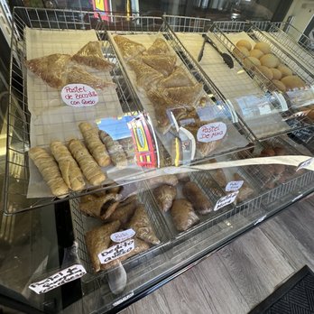 Los Parceros Restaurant - Colombian Near Me - Wallingford, Connecticut