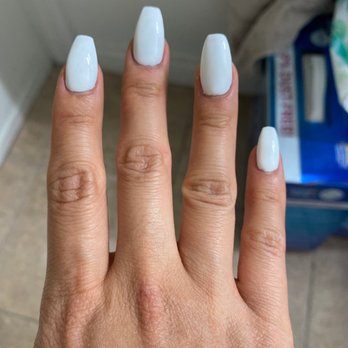 Rose's Nails - Look at how lumpy and uneven it is and the fucked up shape - Nail Salons Near Me - Los Angeles, California