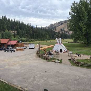 Southfork Lodge - Large area for hanging out, enjoying a campfire, or just taking in the scenery. - Hotels Near Me - Lowman, Idaho Southfork Lodge - Large area for hanging out, enjoying a campfire, or just taking in the scenery. - Hotels Near Me - Lowman, Idaho