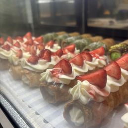 Strawberry Cream Horn Danish. Ig@mel_foodie_ventures