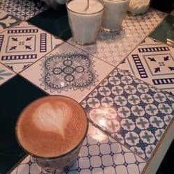 Forrest byens bedste latte, bagerst to stk. varm chokolade (lavet på chokoladepinde & varm mælk) m. flødeskum (i krukke).