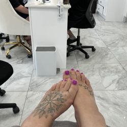Blush Me Lash & Nail Bar - Amazing Shellac pedicure by Lynn