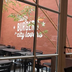 JILLES Beer & Burgers Brugge - Outside courtyard seating