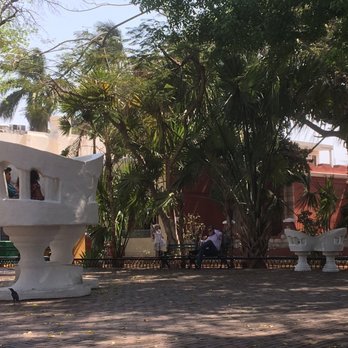 Parque de Santa Lucía - Notice the size difference on the chairs. - Parks Near Me - Mérida, YUC