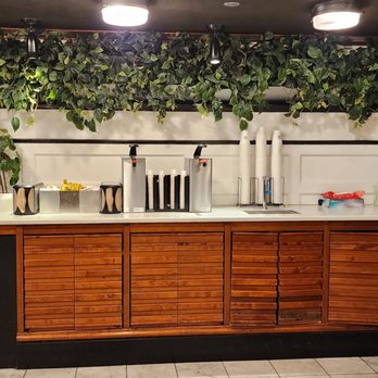 Shake Shack Chicago Athletic Association - Condiment station - Fast Food Near Me - Chicago, Illinois Shake Shack Chicago Athletic Association - Condiment station - Fast Food Near Me - Chicago, Illinois