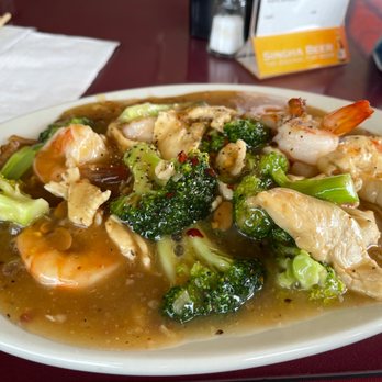 Thai Dishes - Rad Na chickens and shrimps. - Thai Near Me - Redondo Beach, California