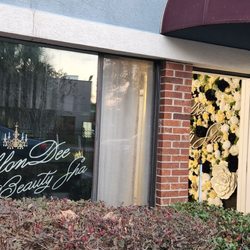Blondee Beauty Parlor - Windows art and entry