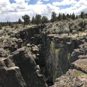 Crack In the Ground - Hiking Near Me - Christmas Valley, Oregon