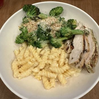 Flower Child - Chicken, Gluten-Free Mac & Cheese and Roasted Broccoli - New American Near Me - Las Vegas, Nevada