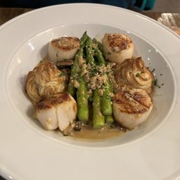 Sea scallops in a mushroom sauce with asparagus. Very good! Sea scallops in a mushroom sauce with asparagus. Very good!