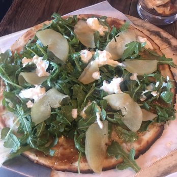 Prato 850 - Burata salad over cauliflower crust - Gastropubs Near Me - Commack, New York
