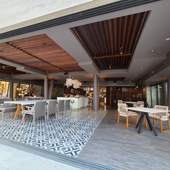 Al Pairo - Seating area with the open kitchen in the back - Seafood Near Me - San José del Cabo, BCS