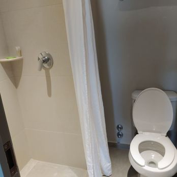 City Express Suites - Clean though the toilet seat is not properly attached, and is a bit too small for the toilet - Hotels Near Me - Playa del Carmen, ROO