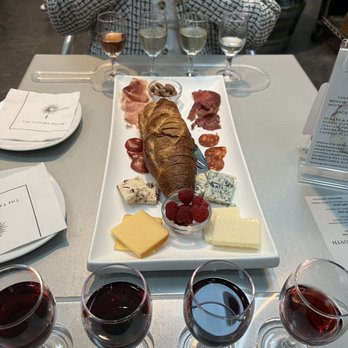 Boxwood Estate Winery - Regular charcuterie board - Wineries Near Me - Middleburg, Virginia Boxwood Estate Winery - Regular charcuterie board - Wineries Near Me - Middleburg, Virginia