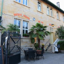 Zum Bacchus - Eingang zum Lokal und dem mediterranen Innenhof