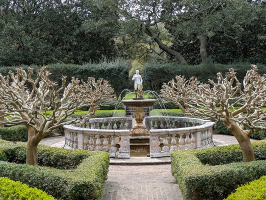 Elizabethan Gardens by null